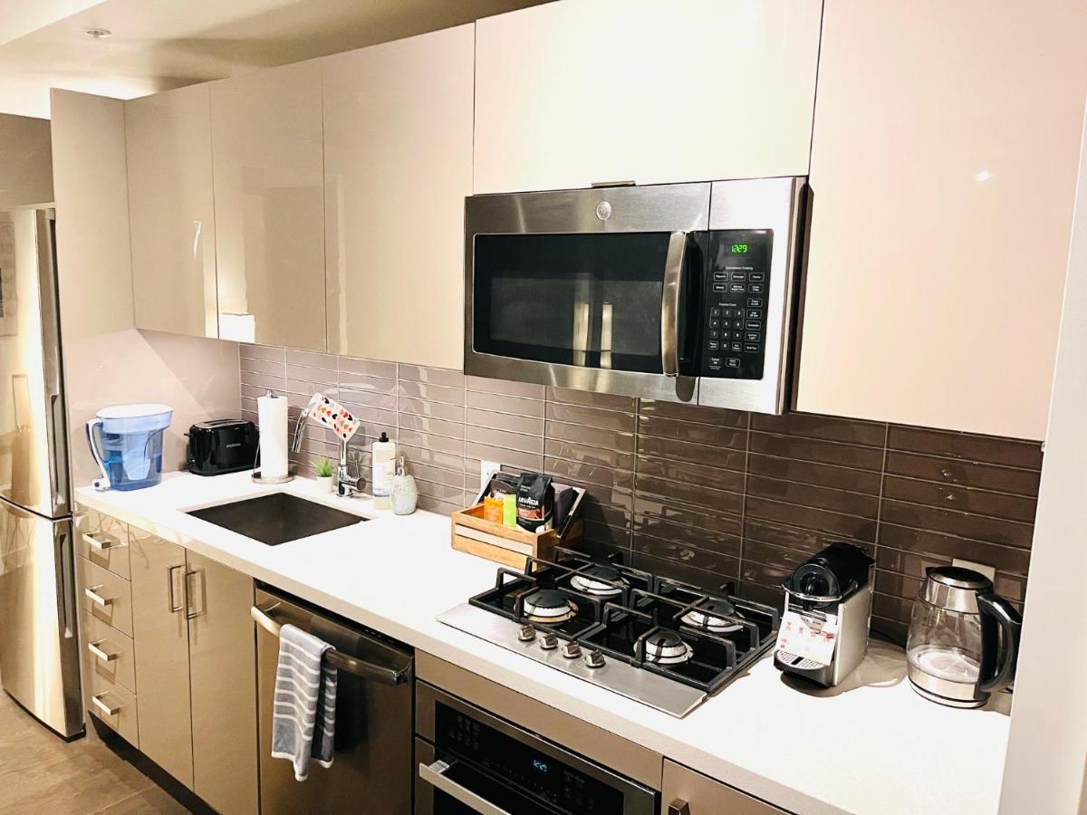 Luxury Dt, 2 Bedroom Deal, Private Balcony, Full Kitchen, Gym - Free Parking YYC Buitenkant foto