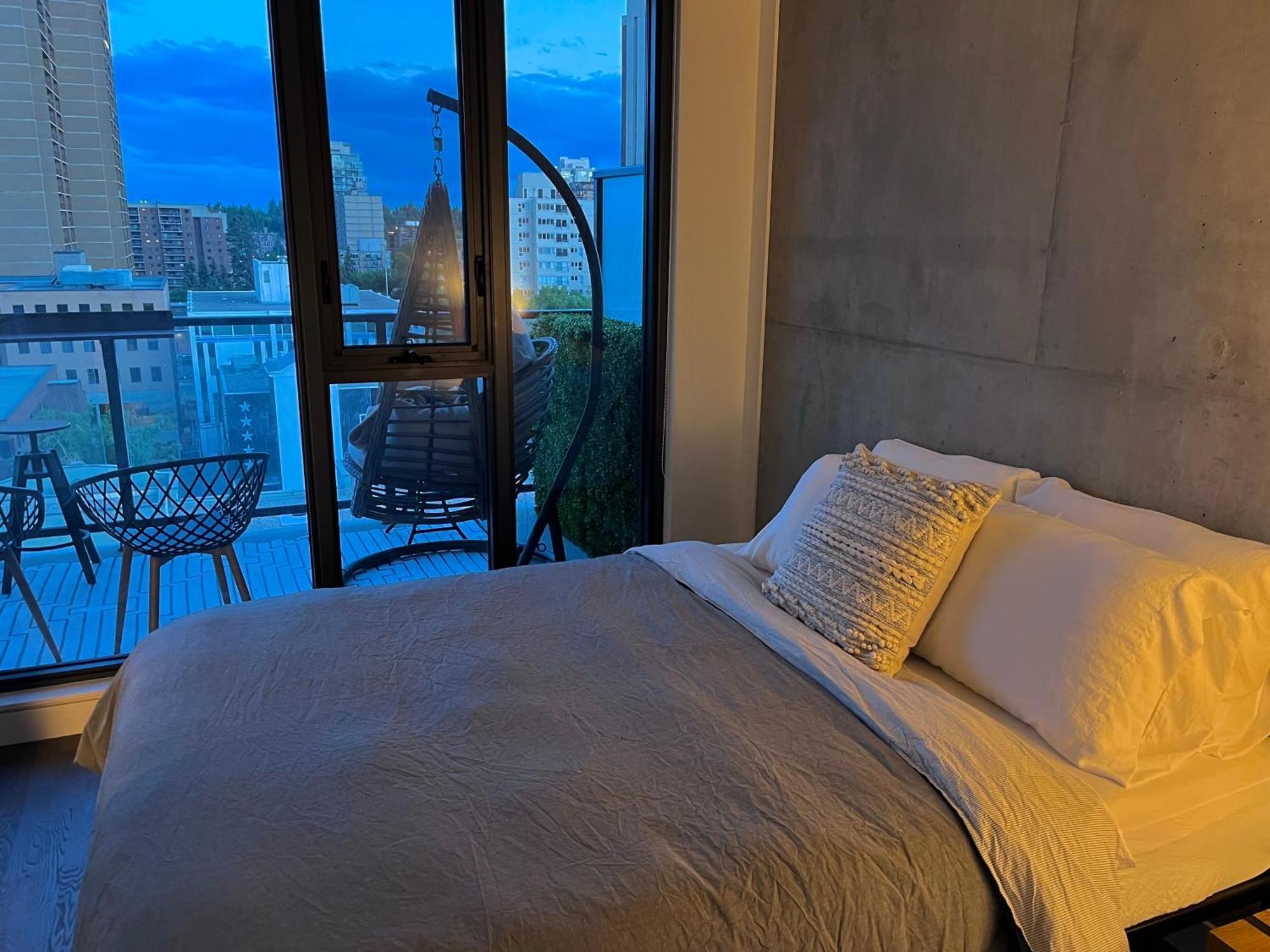Luxury Dt, 2 Bedroom Deal, Private Balcony, Full Kitchen, Gym - Free Parking YYC Buitenkant foto