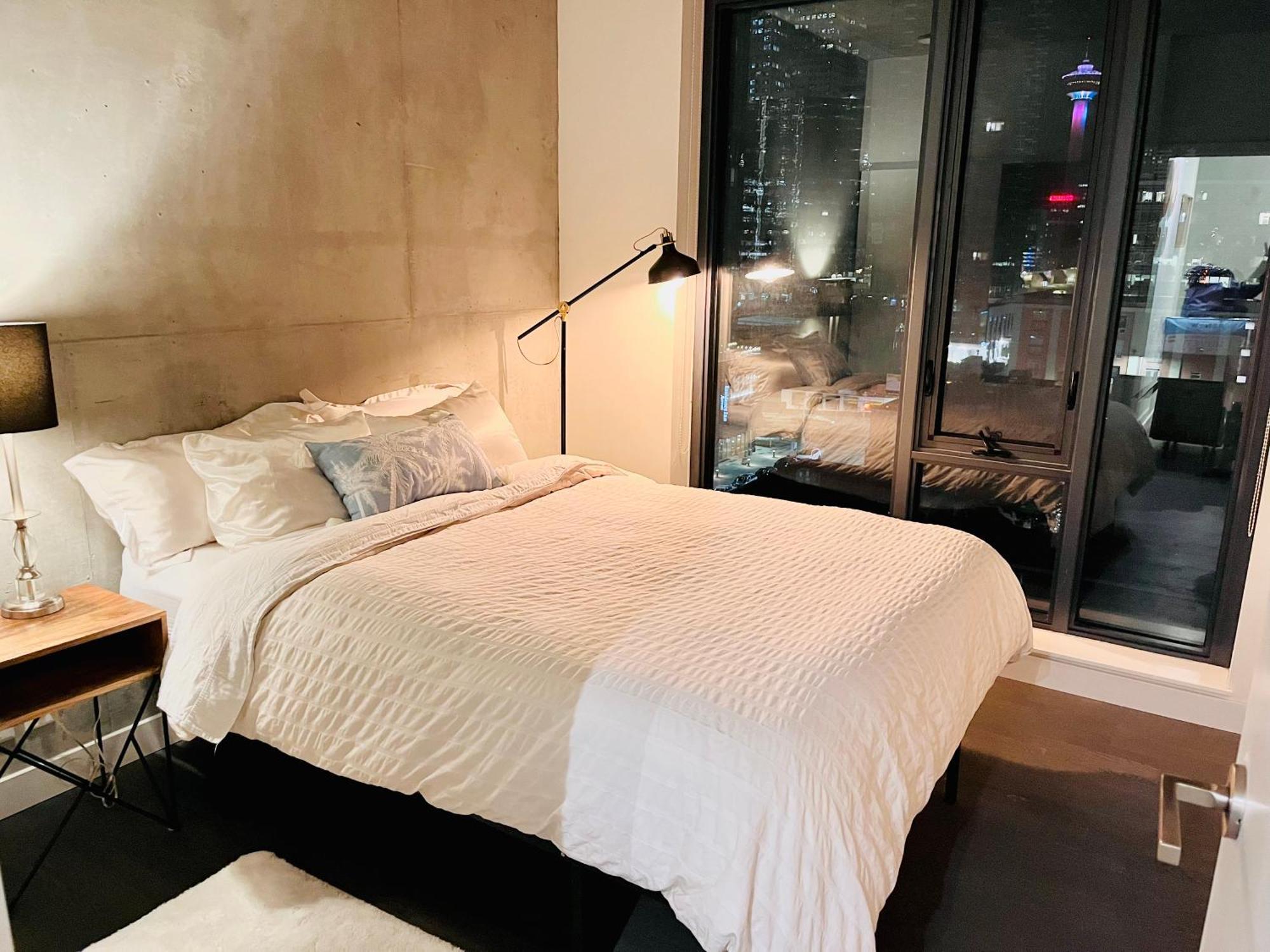 Luxury Dt, 2 Bedroom Deal, Private Balcony, Full Kitchen, Gym - Free Parking YYC Buitenkant foto