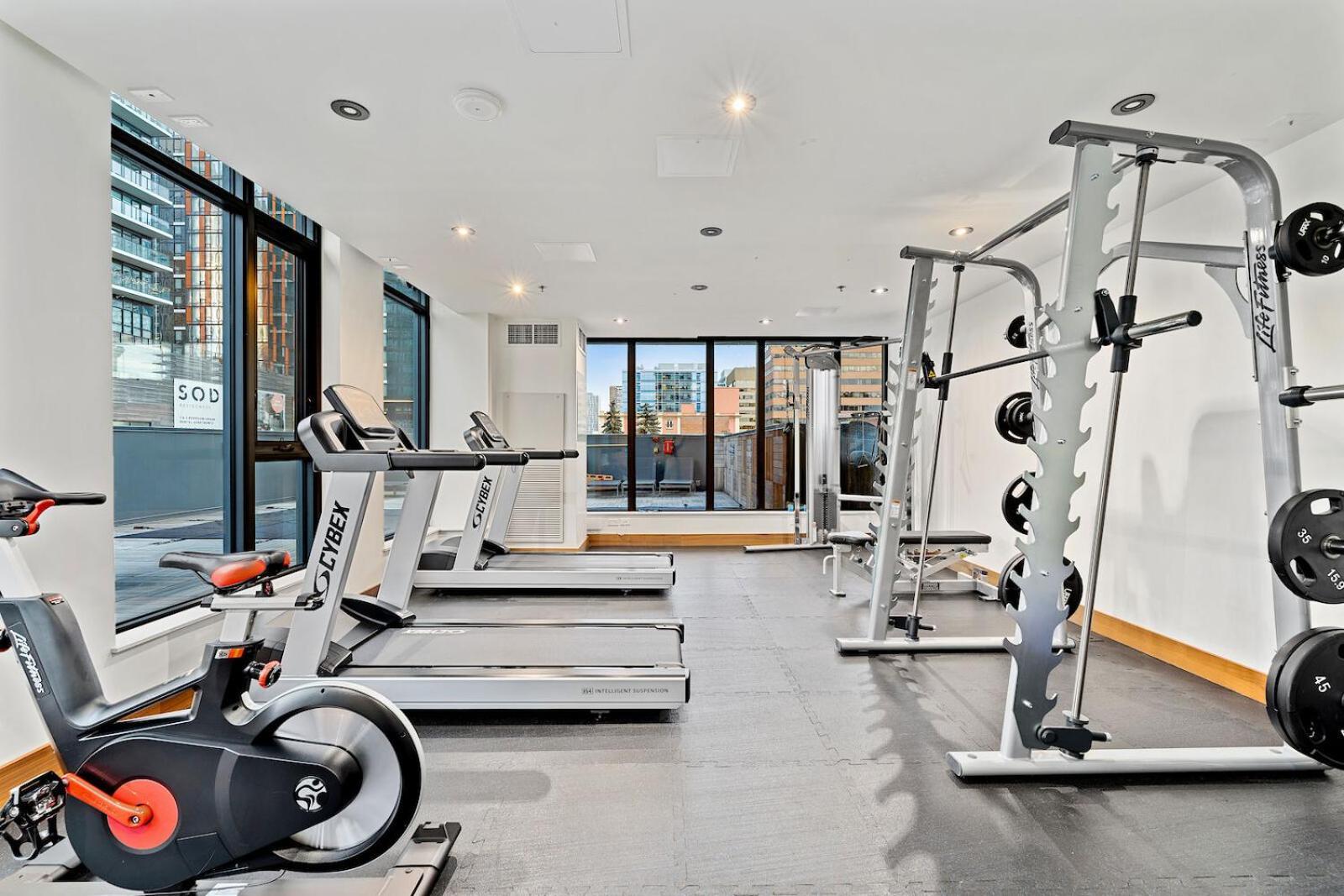 Luxury Dt, 2 Bedroom Deal, Private Balcony, Full Kitchen, Gym - Free Parking YYC Buitenkant foto